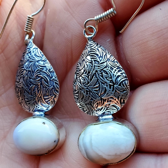 *$15 Sale* New Howlite Silver Earrings. - Picture 3 of 6